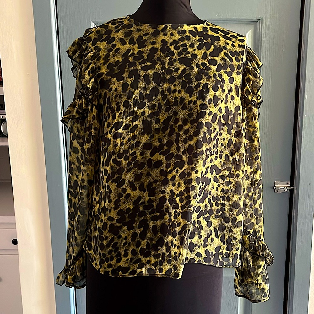 H&M animal print blouse. Ruffled sleeves. Excellent condition!